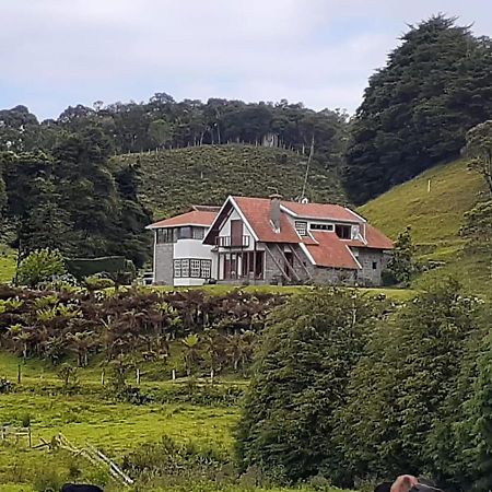 Chacara Com Wi-Fi, Churrasqueira E Lazer Em Cunha Eksteriør bilde